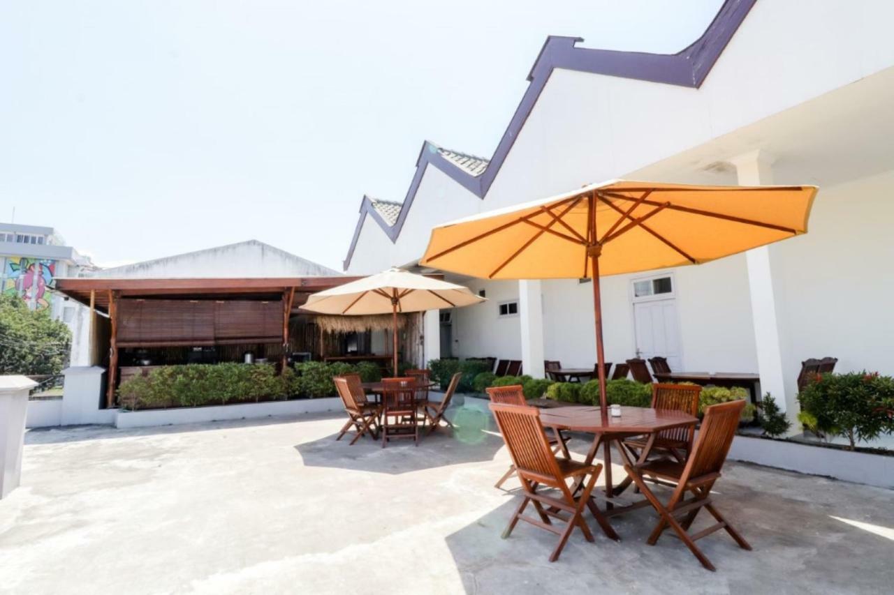 Palmyra Hostel Malang Extérieur photo