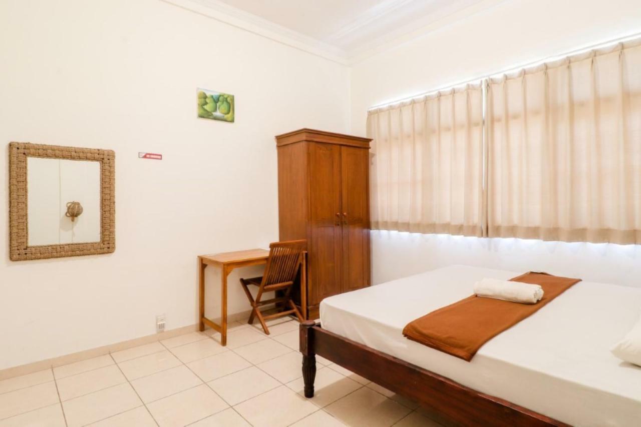 Palmyra Hostel Malang Extérieur photo