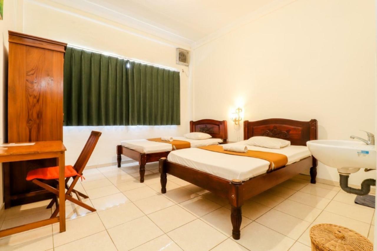 Palmyra Hostel Malang Extérieur photo