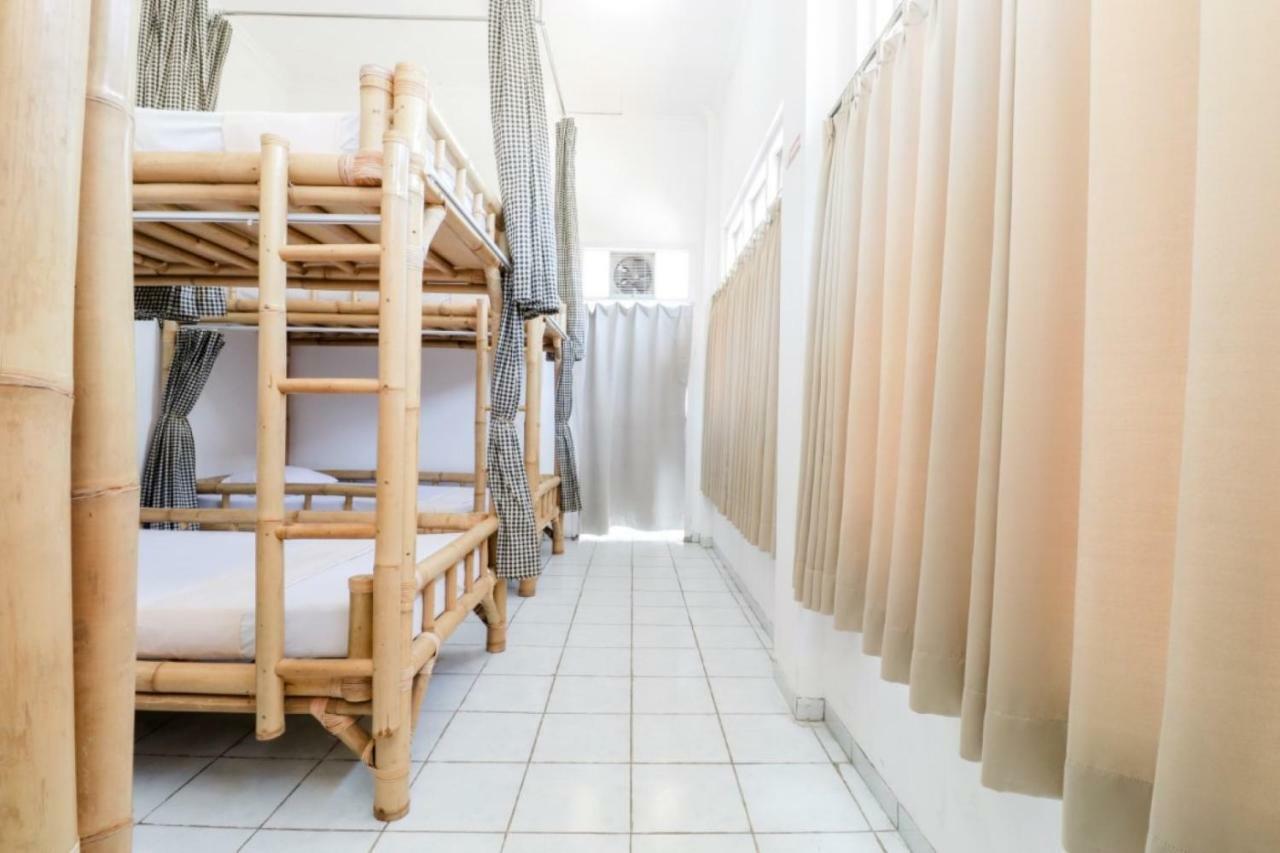 Palmyra Hostel Malang Extérieur photo