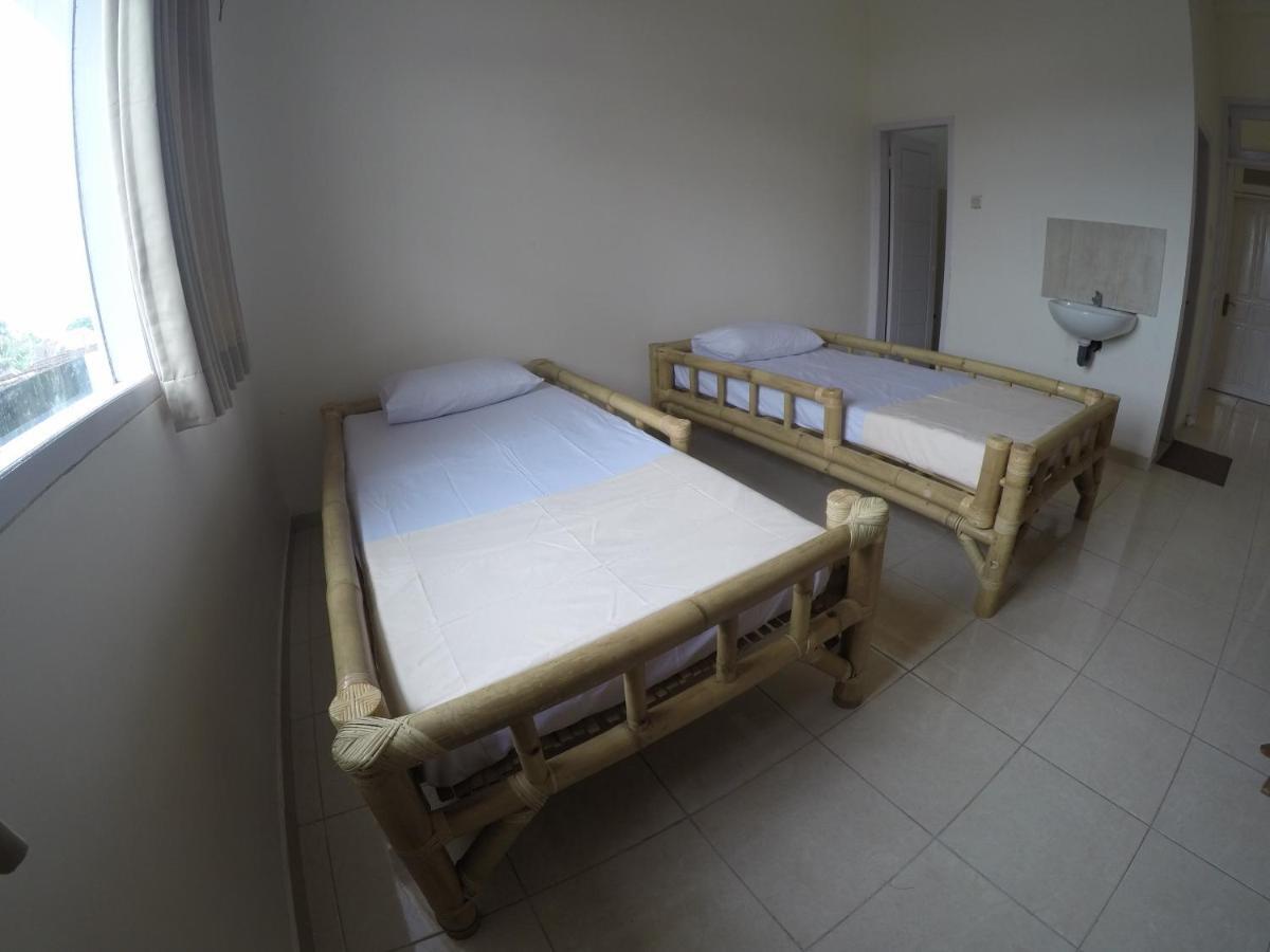 Palmyra Hostel Malang Extérieur photo